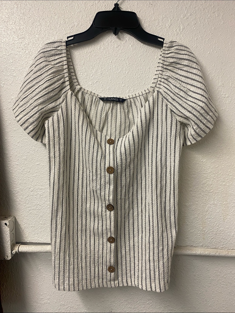 Dunnes- white & Black Striped - Puff-Sleeve - crinkle textured top - small